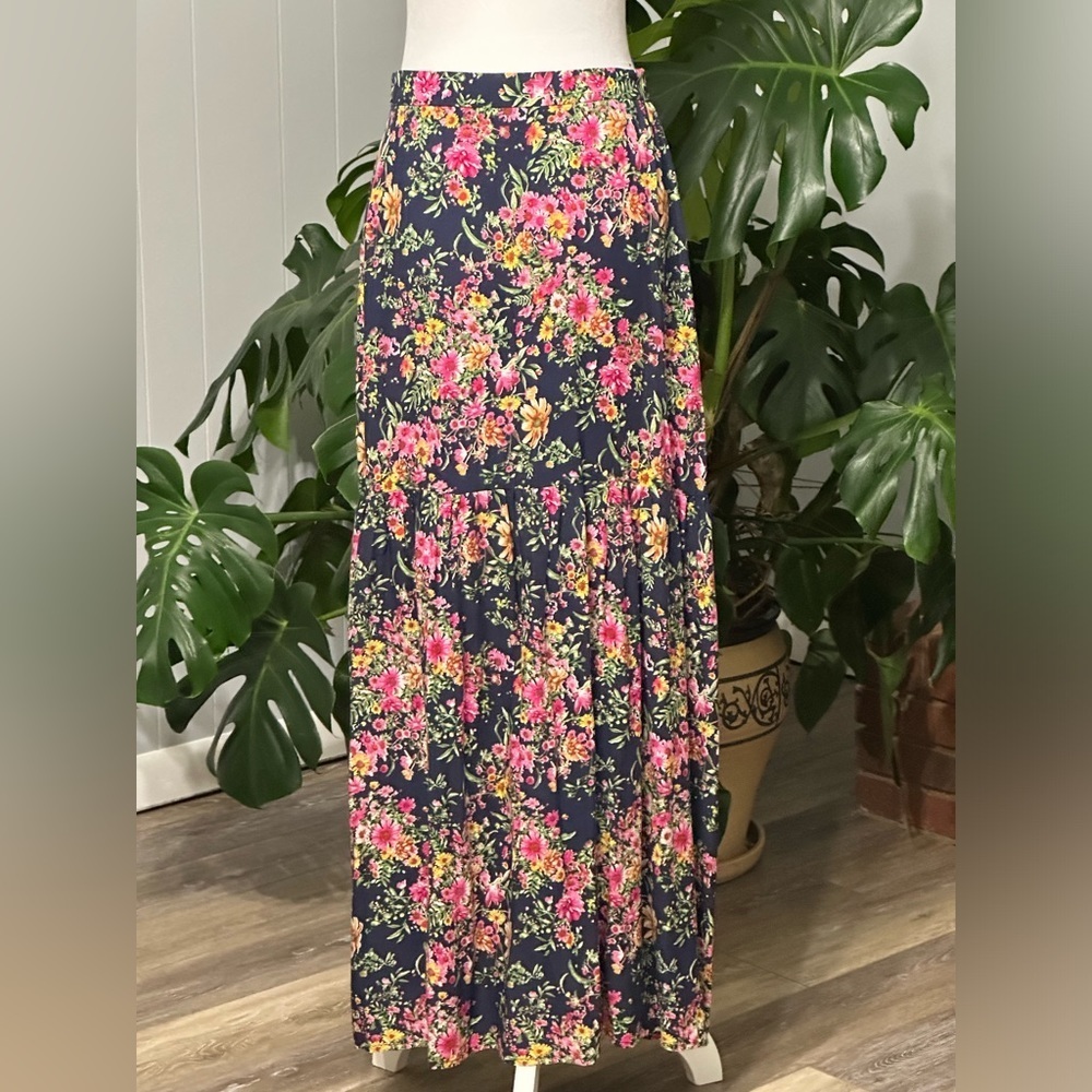 🌺 Beautiful flowers printed long skirt side zipper excellent condition.